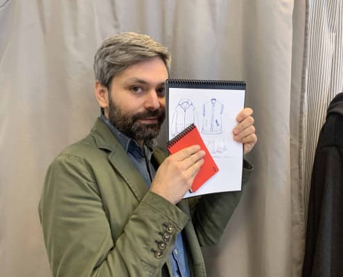 Chefdesigner Gabriel Baradee zeigt einen wiederbeschreibbaren Block